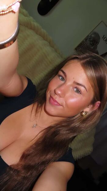 Full leaked Ariana white page private onlyfans photo