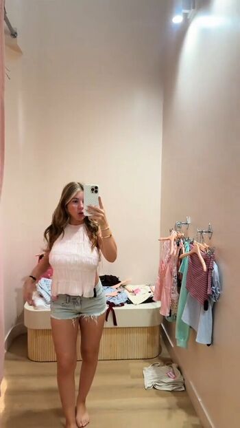 Full leaked Ariana white page private onlyfans photo