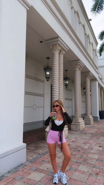 Full leaked Ariana white page private onlyfans photo