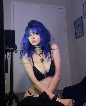 bluehairgothgrl