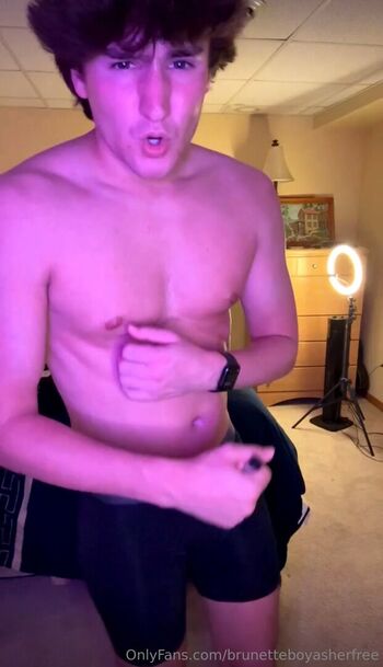 brunetteboyasherfree