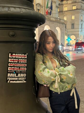 Full leaked Huh yunjin page private onlyfans photo