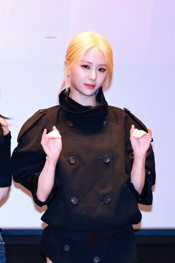 Huh Yunjin 허윤진