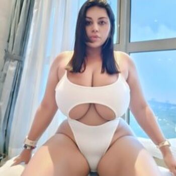 Jennifer Busty Latina