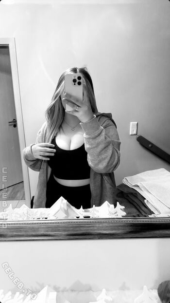 Full leaked Lealreen private onlyfans photo