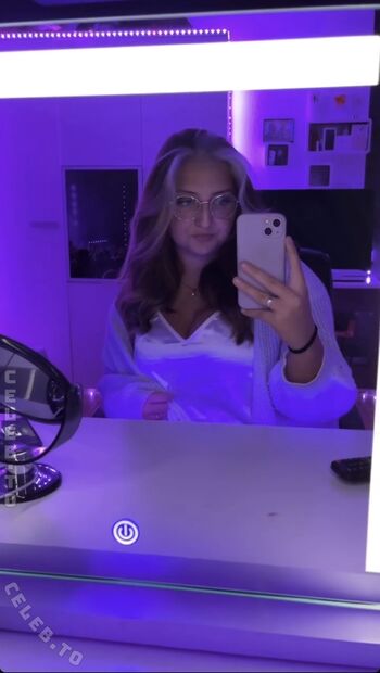 Full leaked Lealreen private onlyfans photo