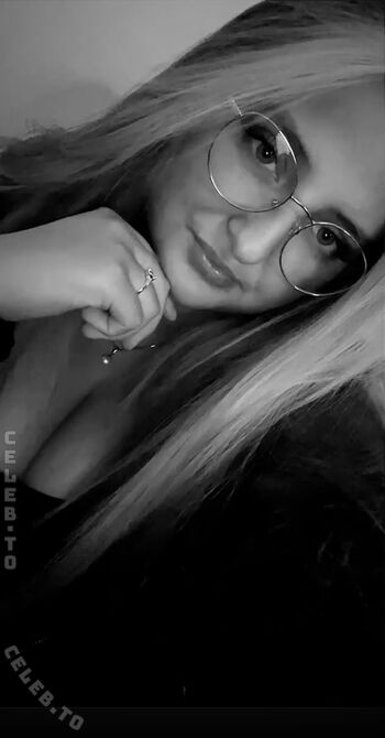 Full leaked Lealreen private onlyfans photo