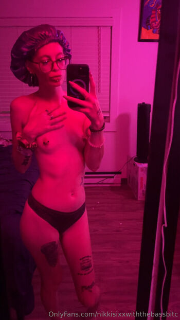 nikkisixxwiththebassbitc