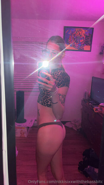 nikkisixxwiththebassbitc