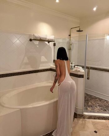 Full leaked Kinkyemma/ private onlyfans photo