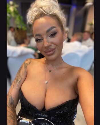 Full leaked Romanian girls private onlyfans photo