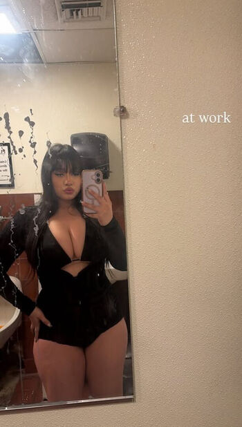 Full leaked Saucyysuzzy private onlyfans photo