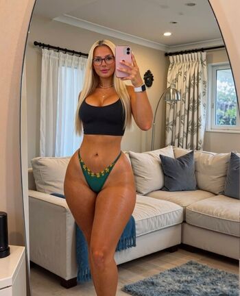 Full leaked Valeriezun/ private onlyfans photo