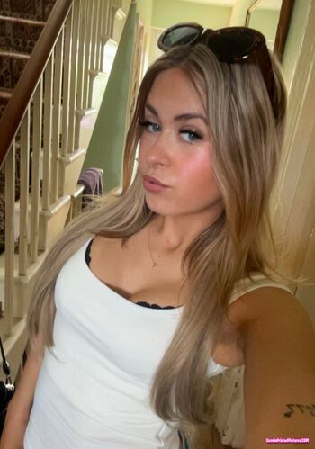 Full leaked Eskyperry/ private onlyfans photo