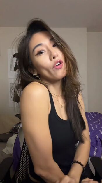 Full leaked Poppyhollins/ private onlyfans photo